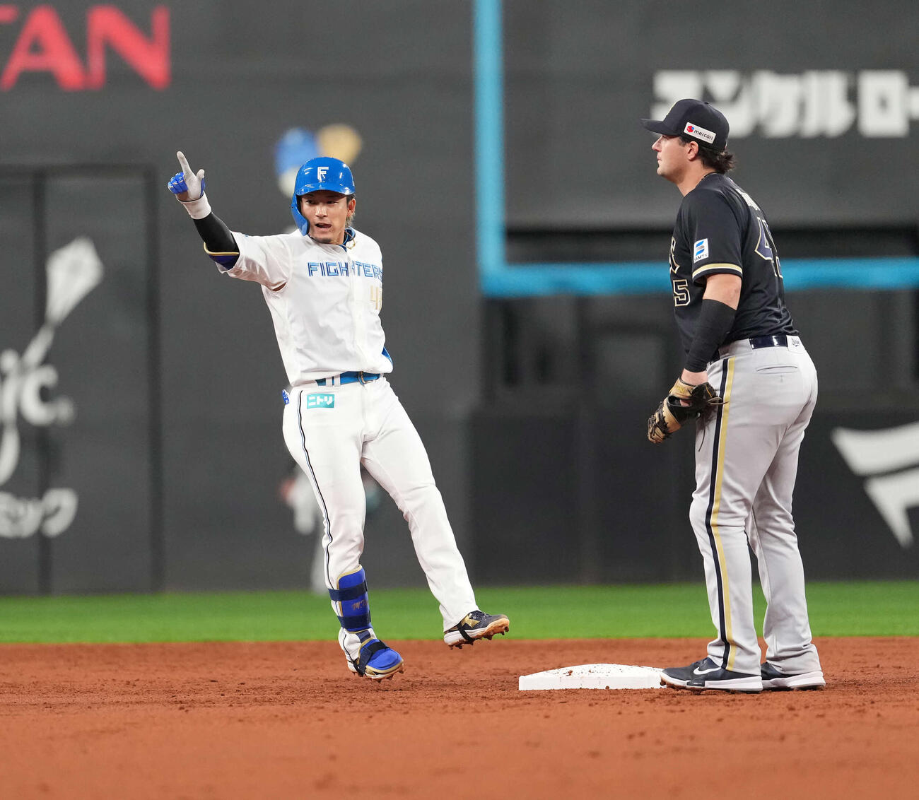 日本ハム対オリックス　2回裏日本ハム2死満塁、3点適時二塁打を放ちポーズを決める水野（撮影・井上学）