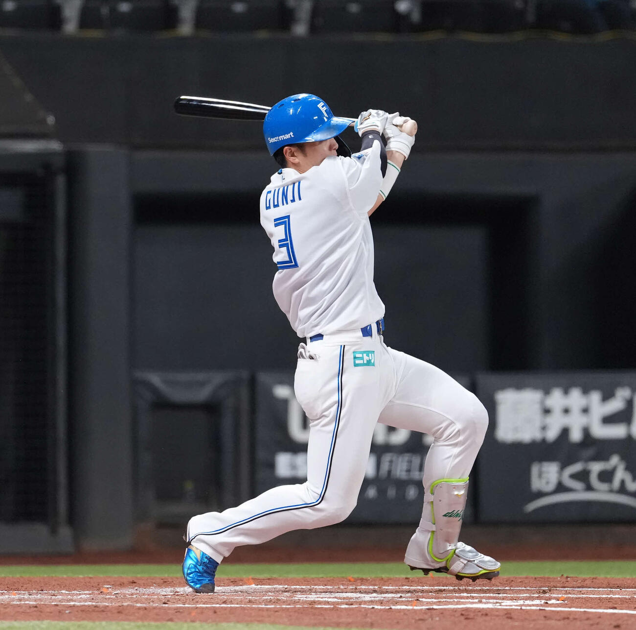 日本ハム対オリックス　2回裏日本ハム無死、左前打を放つ郡司（撮影・井上学）