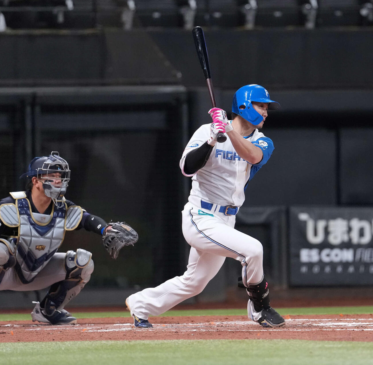 日本ハム対オリックス　2回裏日本ハム1死一塁、右前打を放つ西川（撮影・井上学）