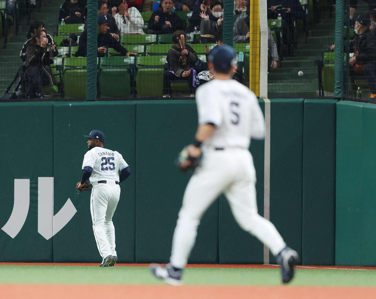西武対楽天　4回表楽天無死二、三塁、黒川の右越え3点本塁打となる打球（撮影・河田真司）