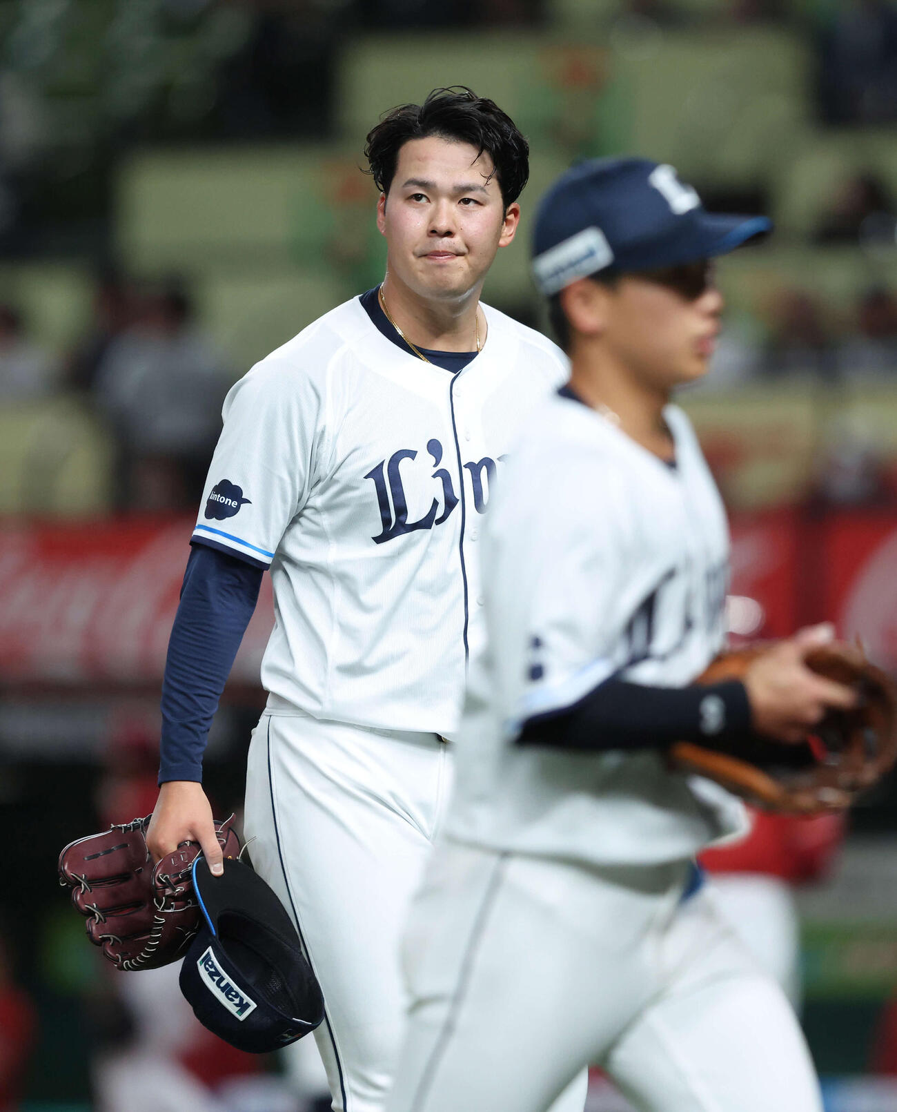 西武対楽天　4回表を終えベンチに戻る渡辺（撮影・河田真司）