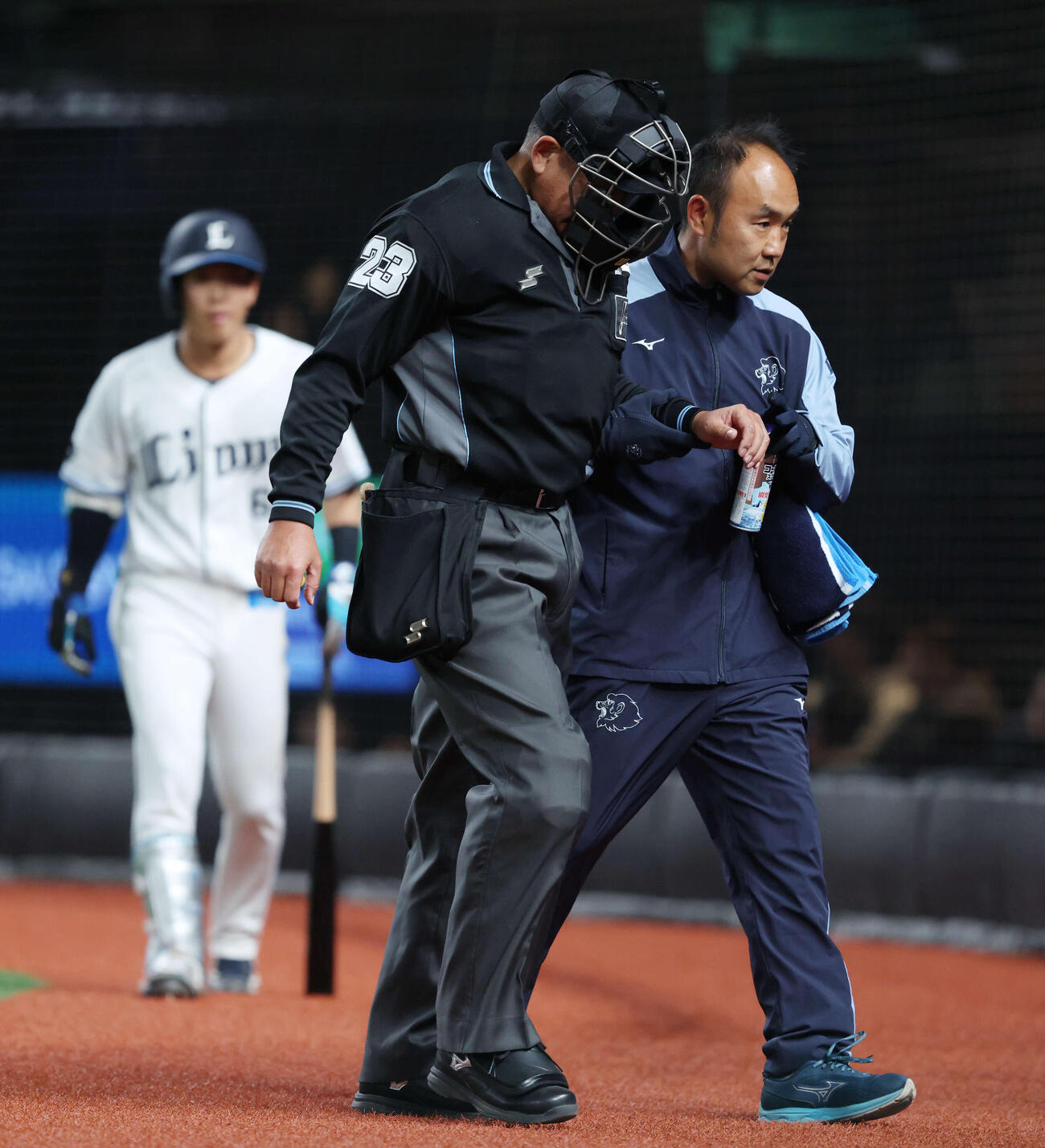 西武対楽天　4回裏西武無死満塁、打者カナリオの時、球審が負傷し一時試合中断となる（撮影・河田真司）