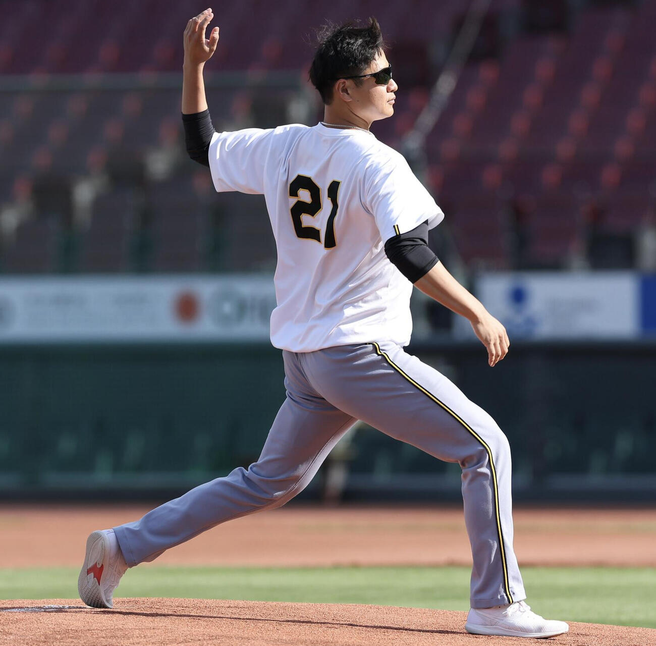 広島対阪神　マツダスタジアムのマウンドを確認する阪神大竹（撮影・前田充）