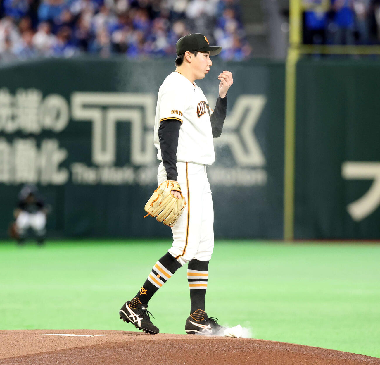 巨人対DeNA　マウンドに上がりロージンの粉を吹く巨人先発の竹丸（撮影・浅見桂子）