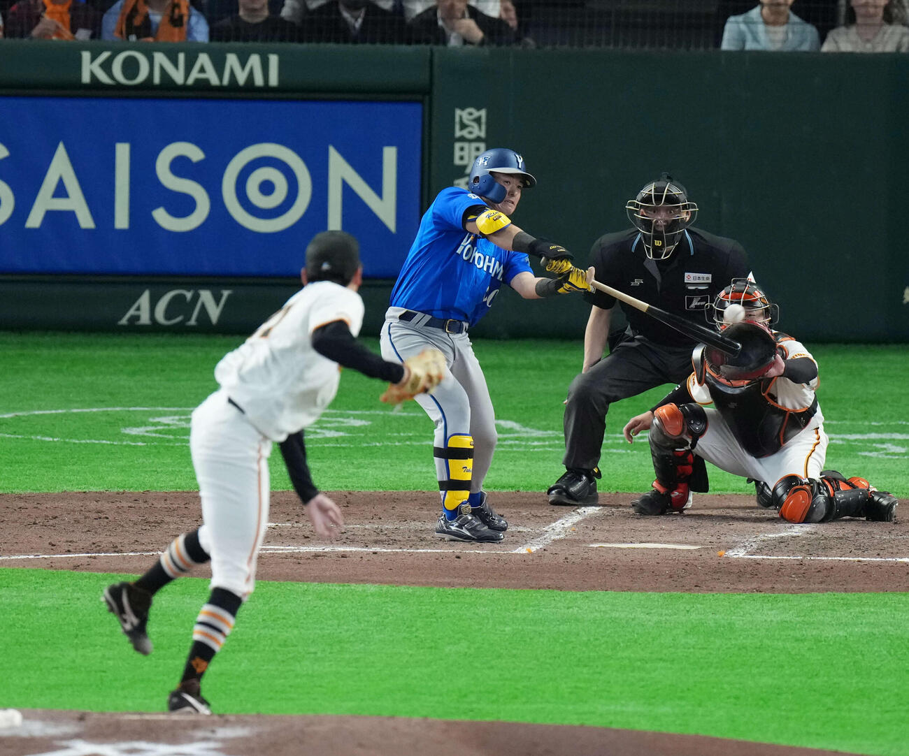 巨人対DeNA 4回表DeNA2死満塁、適時打を放つ林。投手は竹丸（撮影・増田悦実）