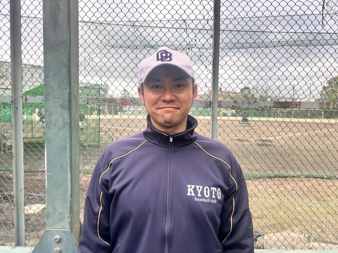 「自分たちが取り組んでいることに納得した後の集中力や徹底する力は京大生たちの良さ」と力説する元ソフトバンク投手で京大の近田監督（撮影・平山連）