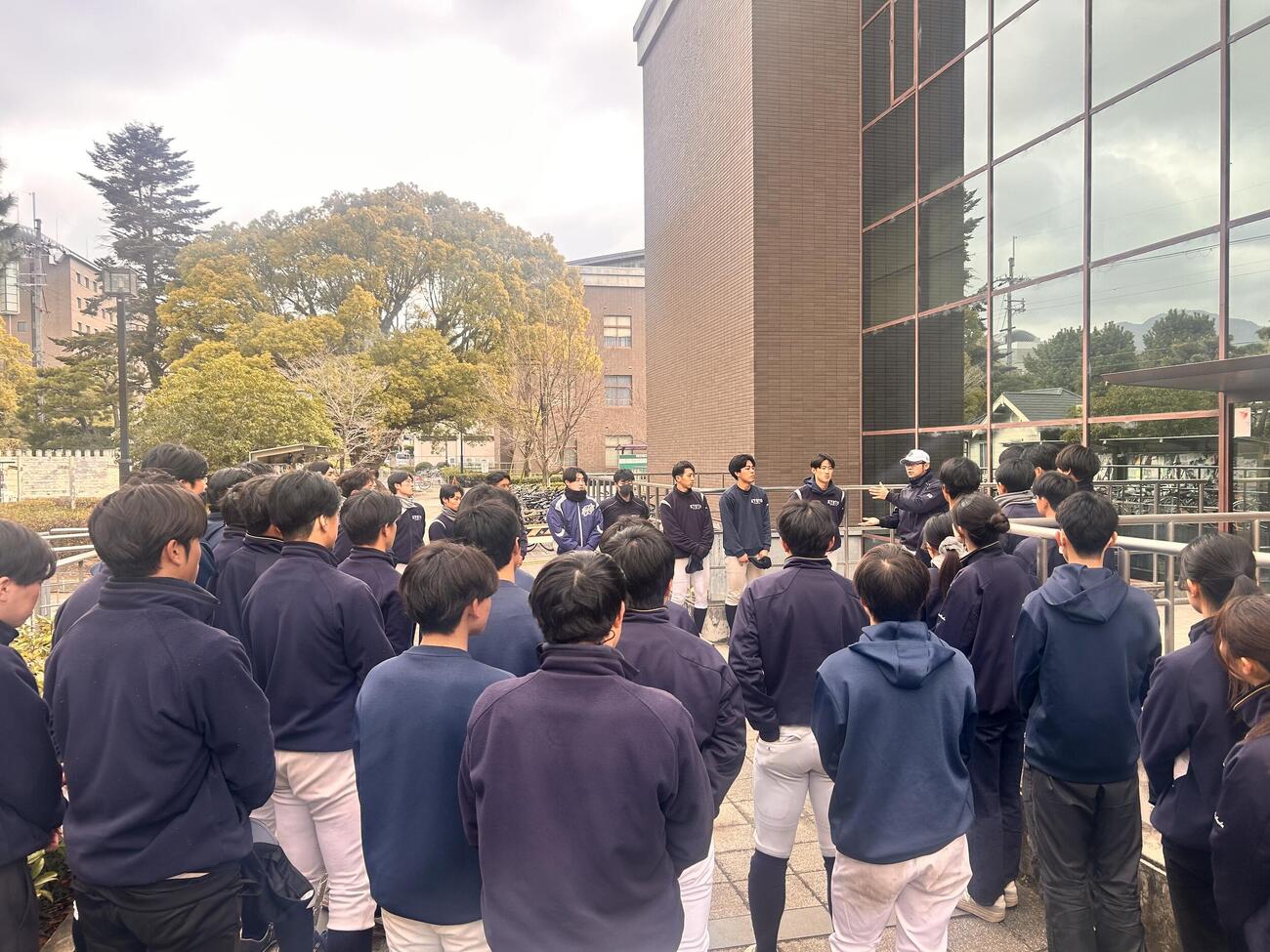 京大野球部のミーティングの中からも活発な意見が飛び交った（撮影・平山連）