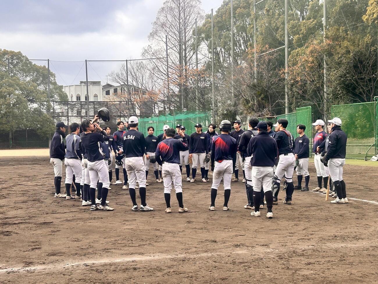 守備練習に時間を費やす京大の選手たち（撮影・平山連）