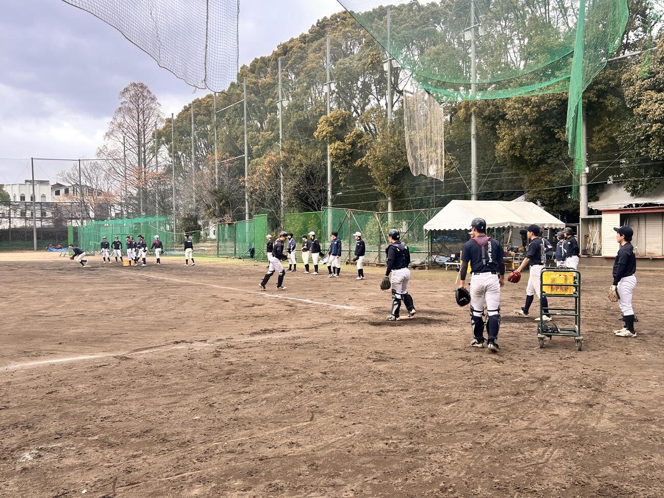 守備を入念に確認する京大の選手たち（撮影・平山連）