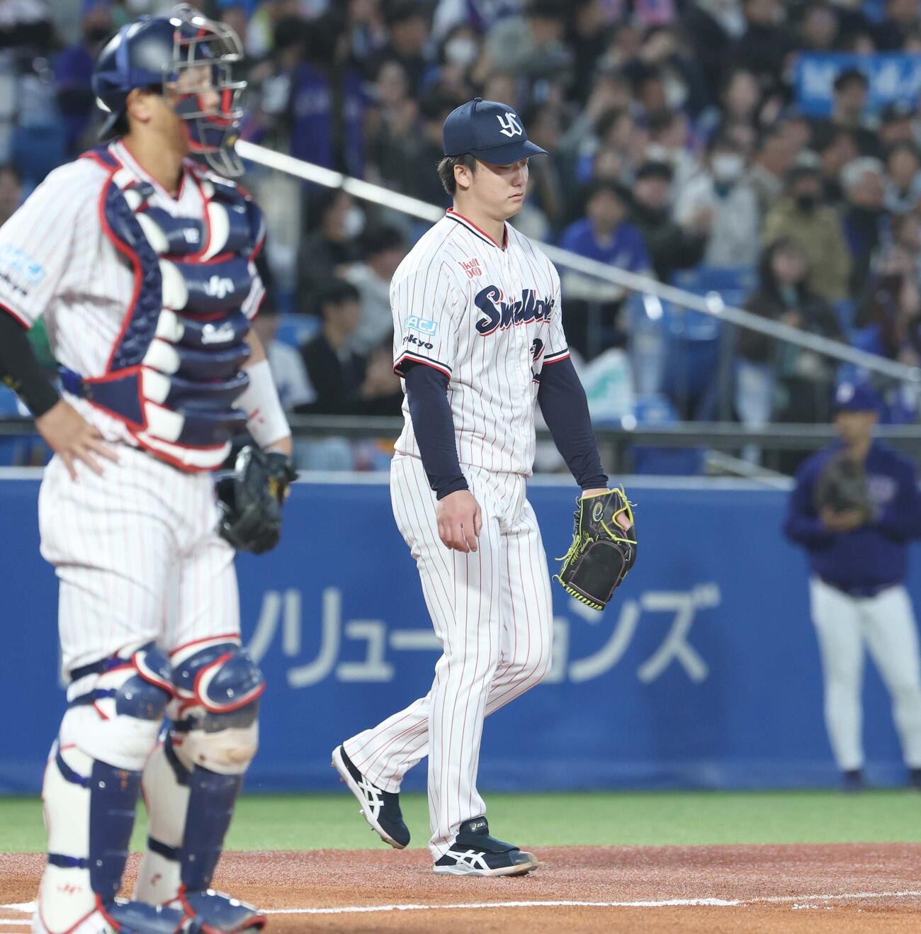 ヤクルト対中日　1回表、失点し肩を落とす吉村（撮影・黒川智章）