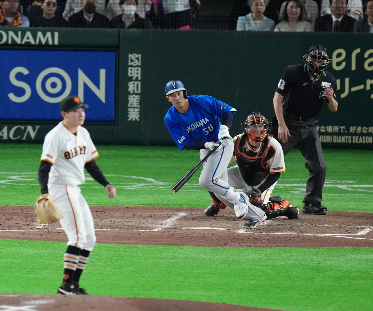 巨人対DeNA 5回表DeNA無死満塁、適時打を放つ山本。投手は竹丸（撮影・増田悦実）