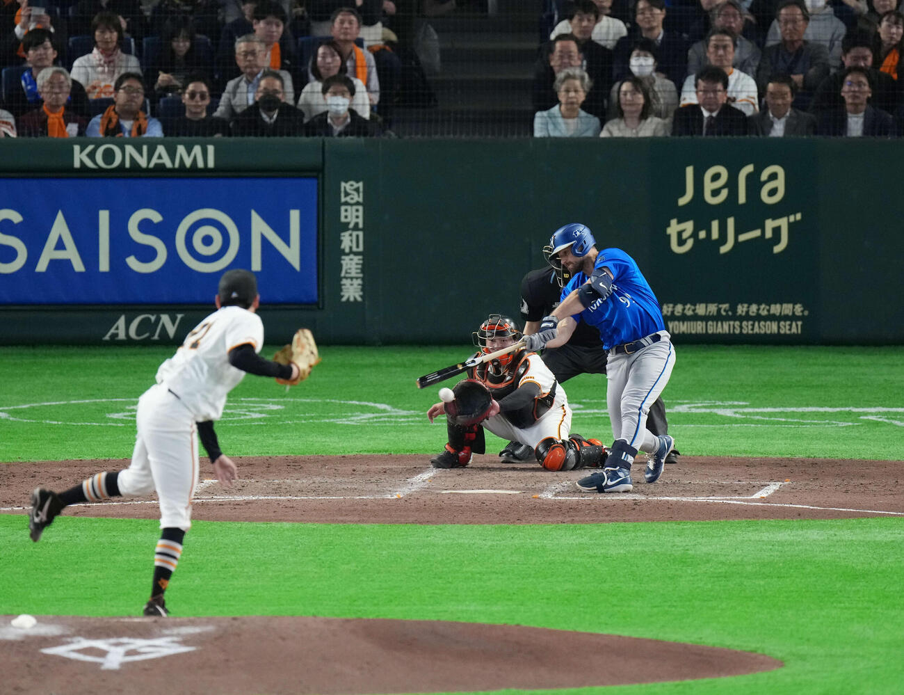 巨人対DeNA 5回表DeNA1死満塁、適時打を放つヒュンメル。投手は竹丸（撮影・増田悦実）