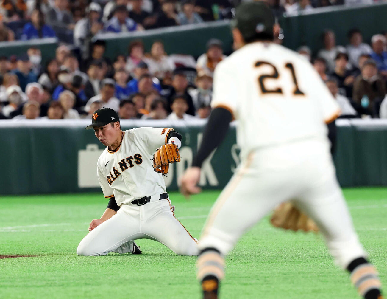 巨人対DeNA 5回表DeNA無死一、二塁、佐野の打球に反応するも捕れず安打する坂本勇。手前は竹丸（撮影・浅見桂子）