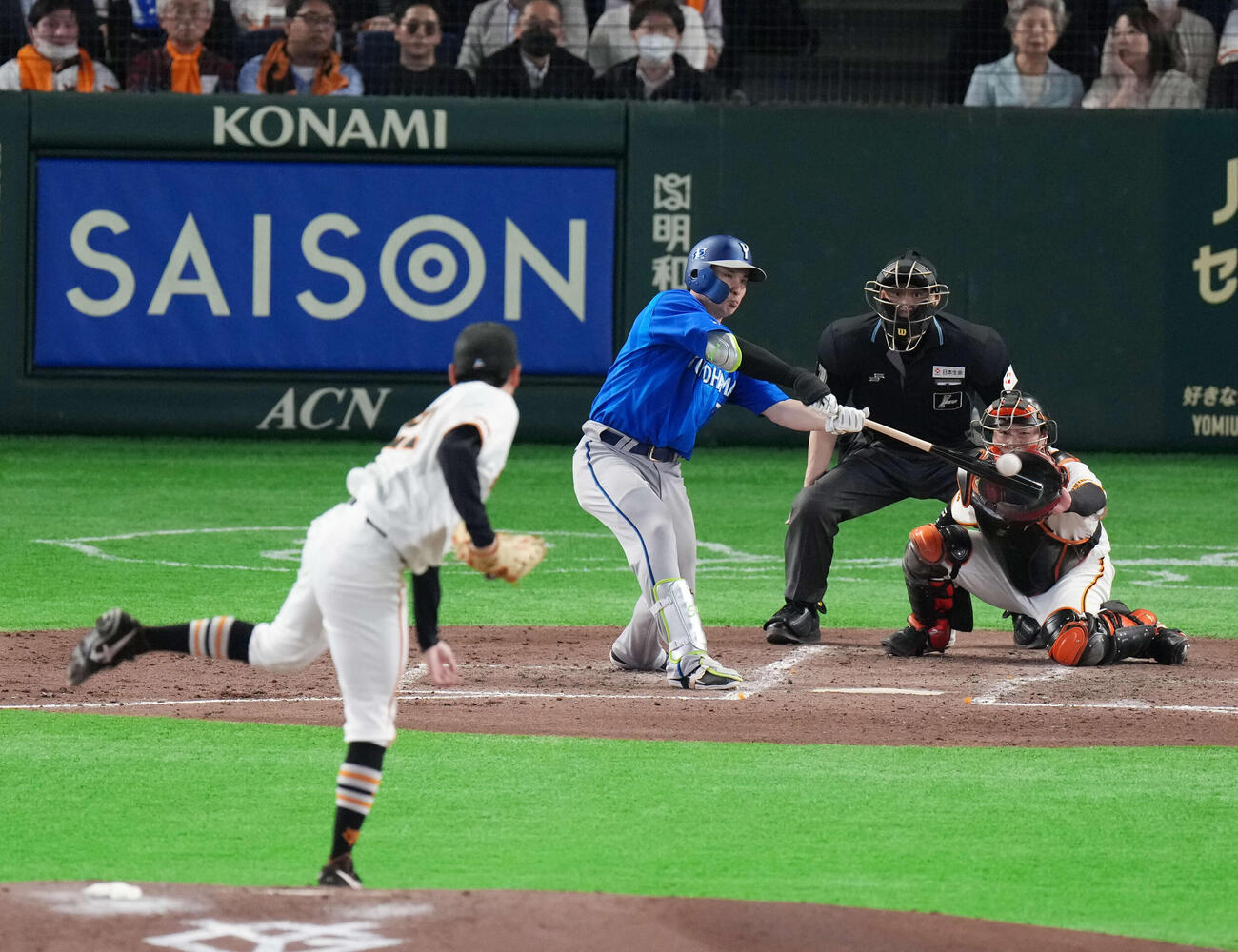 巨人対DeNA 5回表DeNA無死一、二塁、安打を放つ佐野。投手は竹丸（撮影・増田悦実）