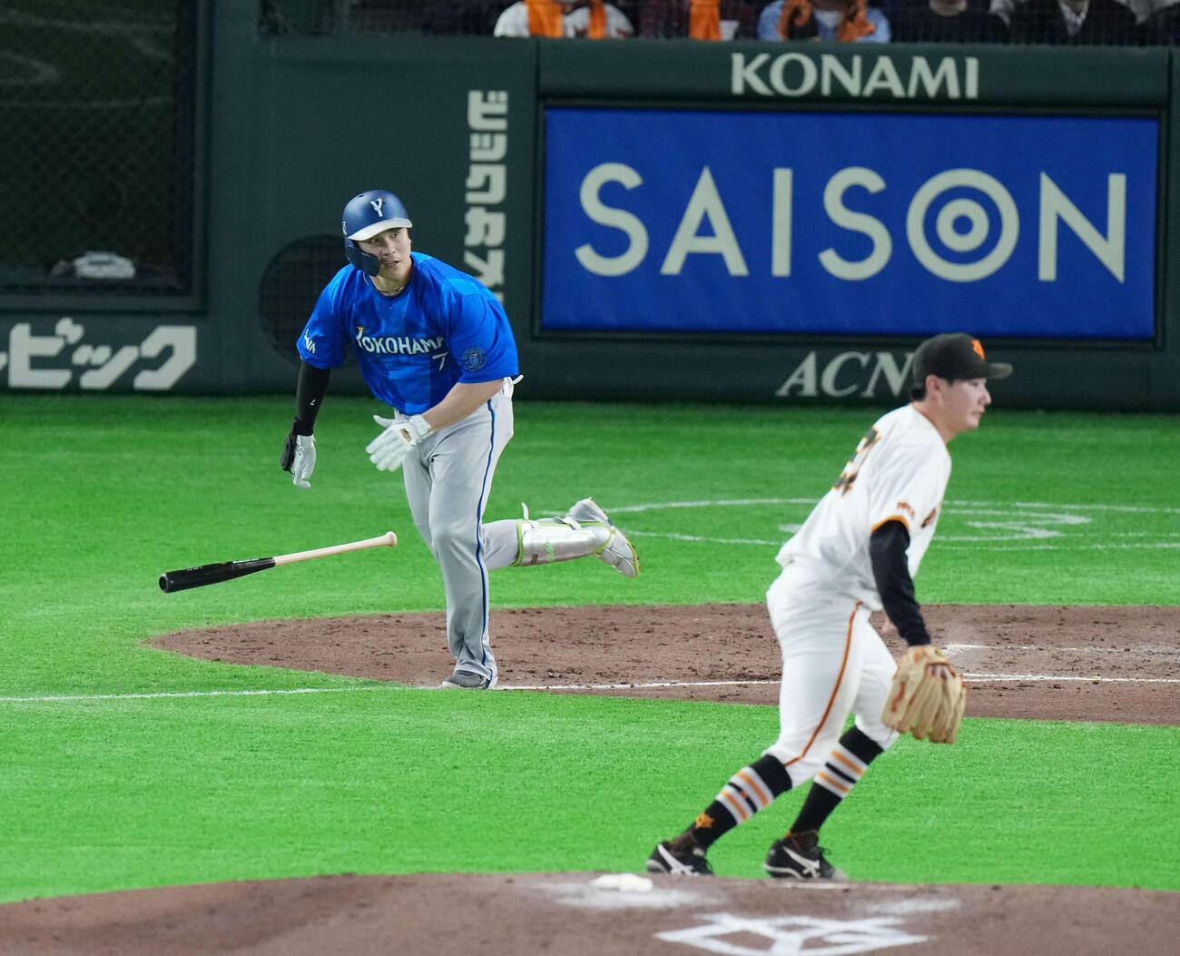 巨人対DeNA 5回表DeNA無死一、二塁、安打を放つ佐野。投手は竹丸（撮影・増田悦実）