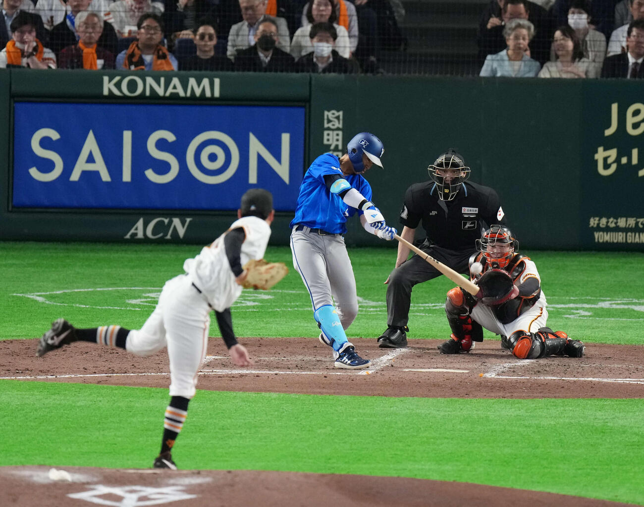 巨人対DeNA 5回表DeNA無死一塁、キャベッジの落球で出塁する度会（撮影・増田悦実）