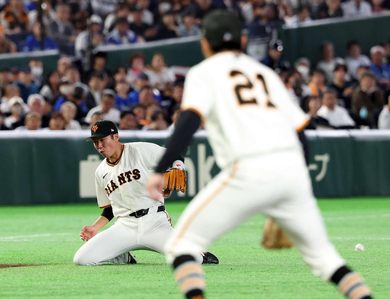 巨人対DeNA 5回表DeNA無死一、二塁、佐野の打球に反応するも捕れず安打する坂本勇。手前は竹丸（撮影・浅見桂子）