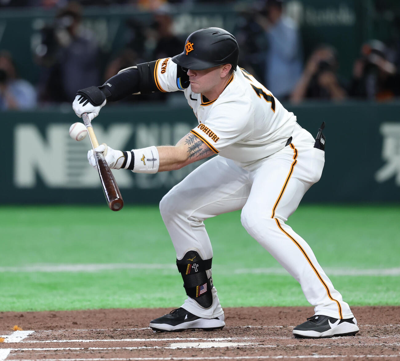 巨人対DeNA 6回表巨人1死、セーフティーバントを試みるキャベッジ（撮影・水谷安孝）