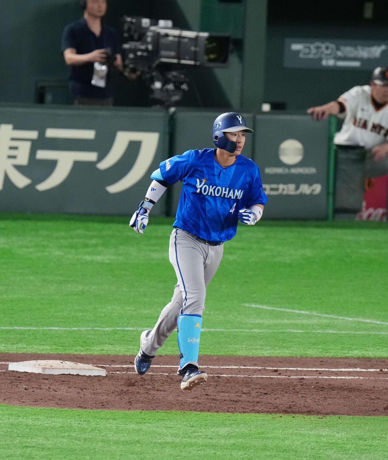 巨人対DeNA 5回表DeNA無死一塁、キャベッジの落球で出塁する度会（撮影・増田悦実）