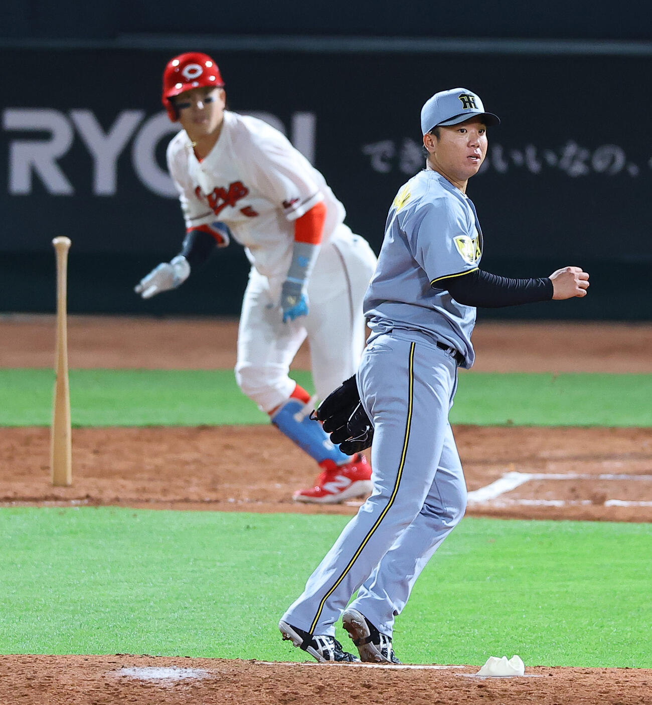 広島対阪神　6回裏広島2死一、二塁、村上は小園に適時打を浴びる（撮影・上田博志）