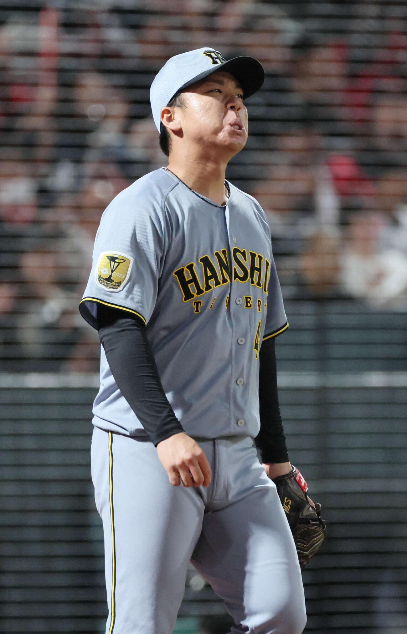 広島対阪神　6回裏広島1死一、二塁、小園に左適時打を浴びた村上（撮影・加藤孝規）