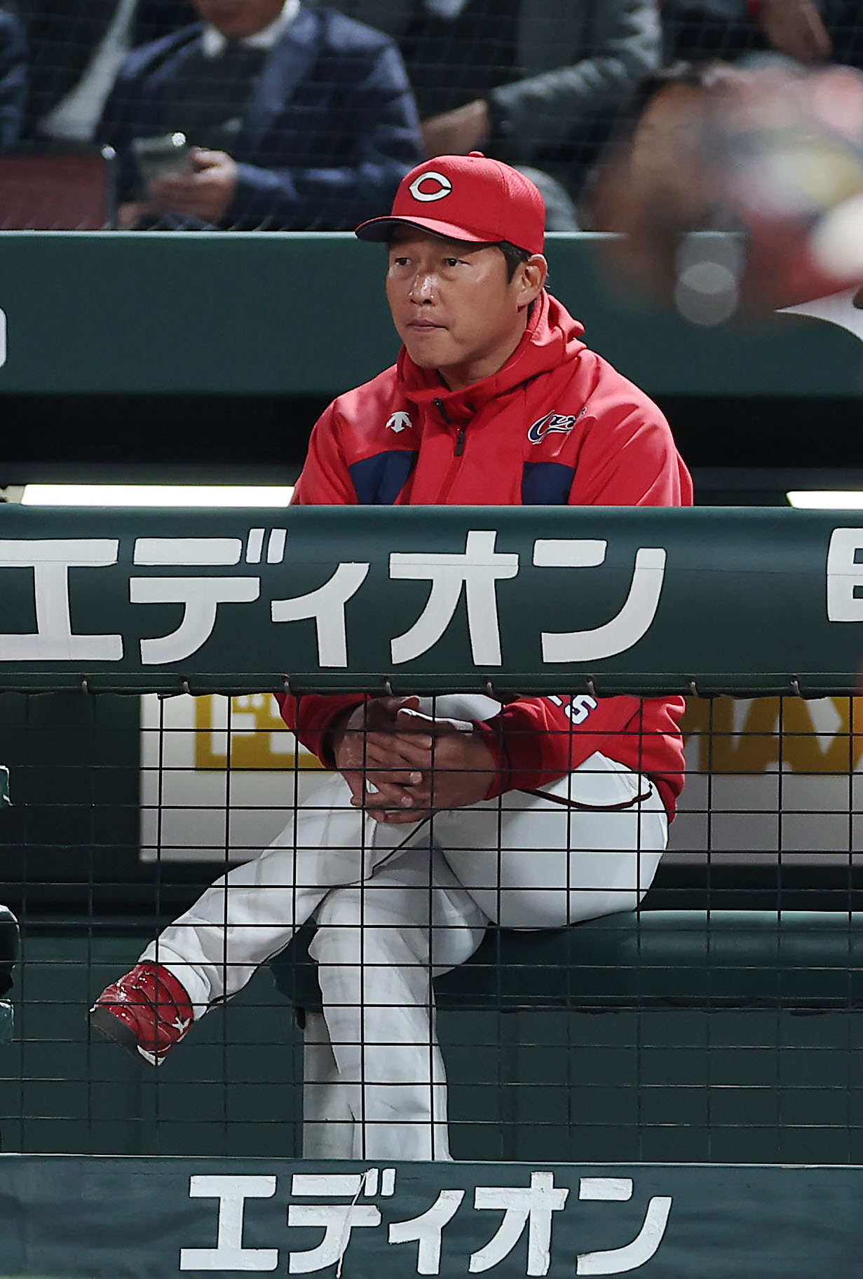 広島対阪神　9回表、厳しい表情で戦況を見守る広島新井監督（撮影・前田充）