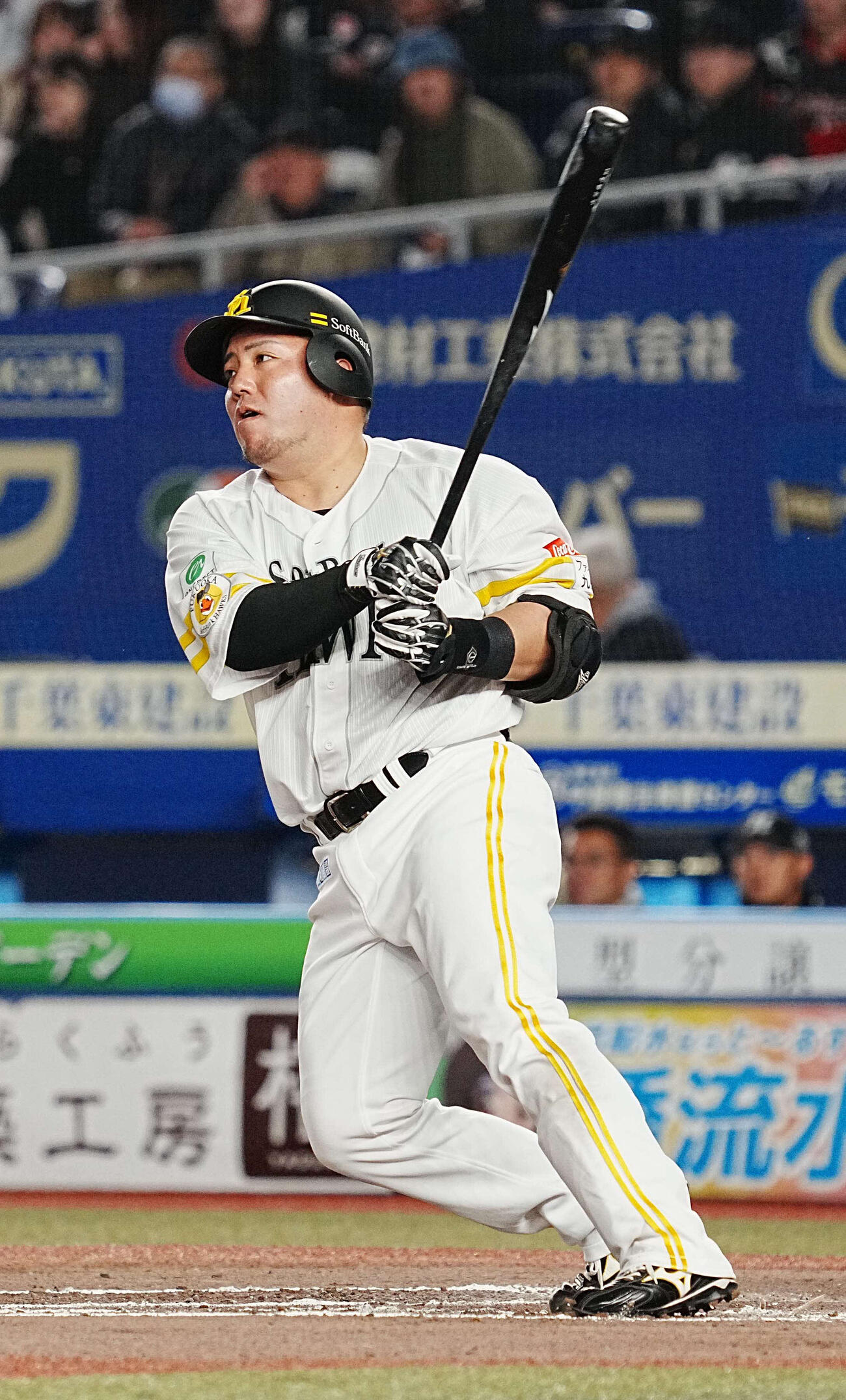 ロッテ対ソフトバンク　7回表ソフトバンク無死、山川は左前打を放つ（撮影・小沢裕）