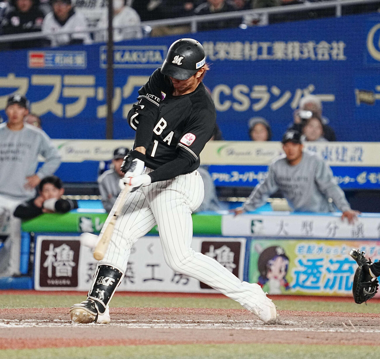 ロッテ対ソフトバンク　9回裏ロッテ2死二、三塁、藤原はサヨナラの2点右適時二塁打を放つ（撮影・小沢裕）
