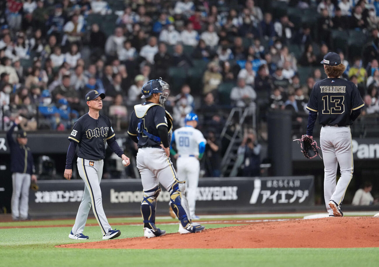 日本ハム対オリックス　4回、降板する寺西（右）と岸田監督（撮影・井上学）