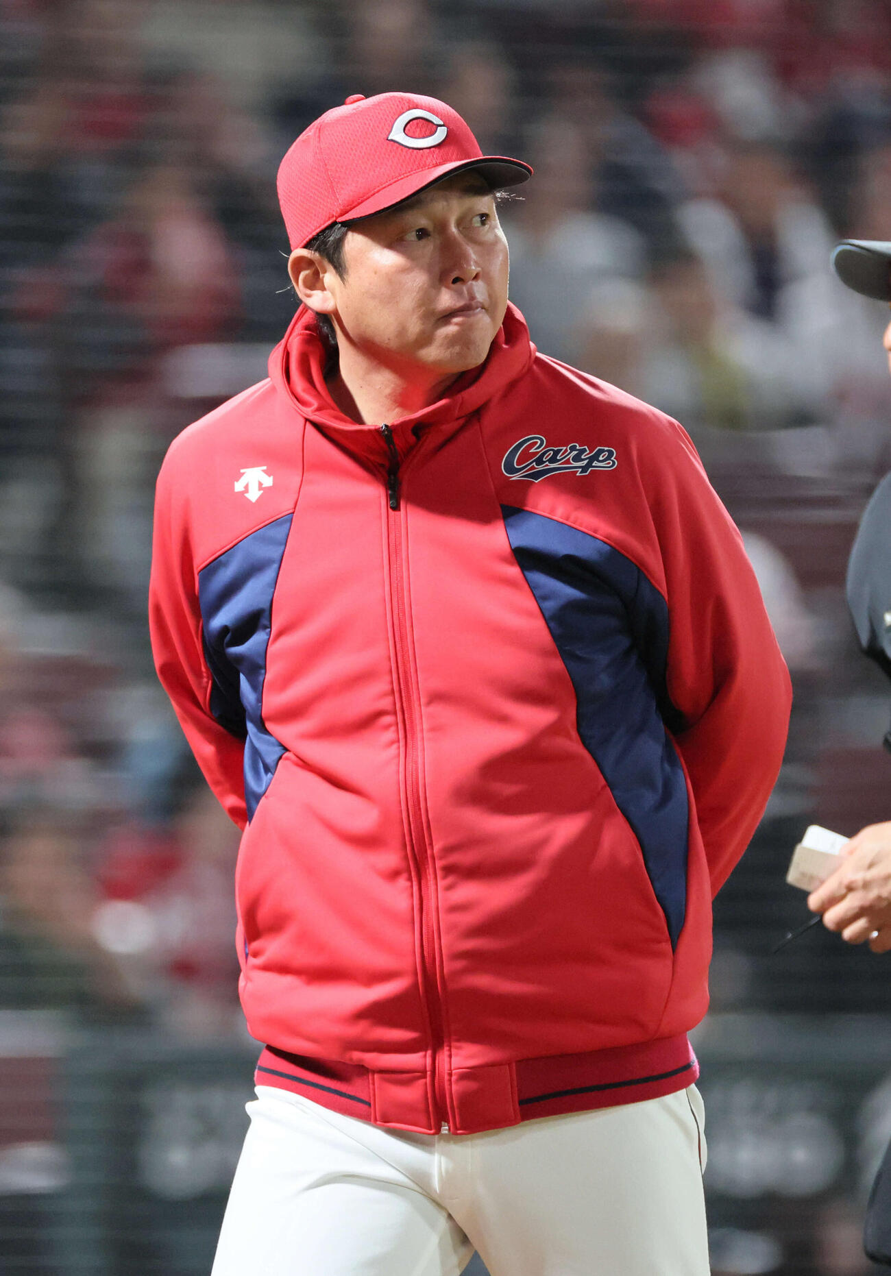 広島対阪神　8回裏終了時、交代を告げる新井監督（撮影・加藤孝規）