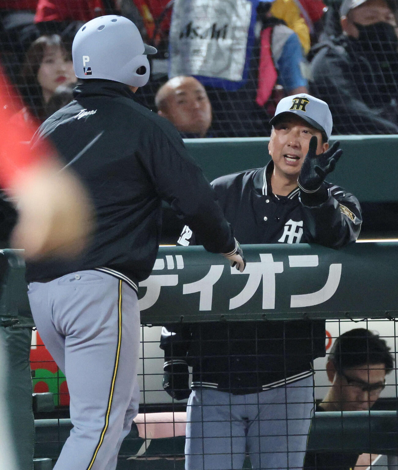 広島対阪神　7回表阪神無死満塁、森下の中前2点適時打で生還した村上を迎える藤川監督（撮影・加藤孝規）