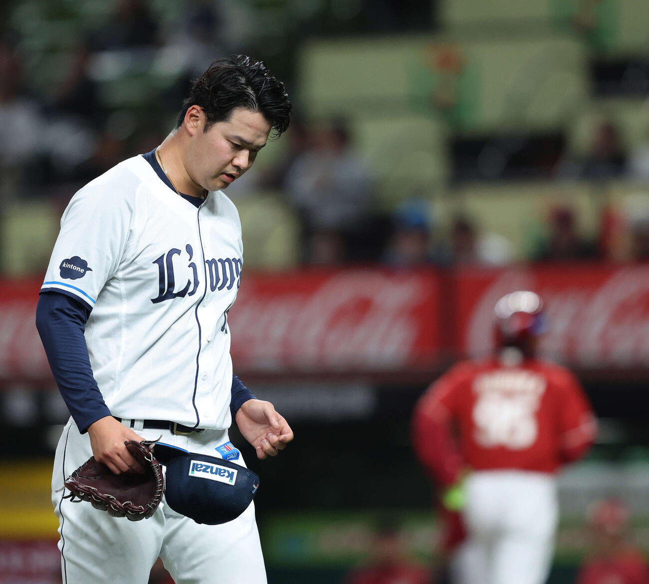 西武対楽天　4回表を終えベンチに戻る渡辺（撮影・河田真司）