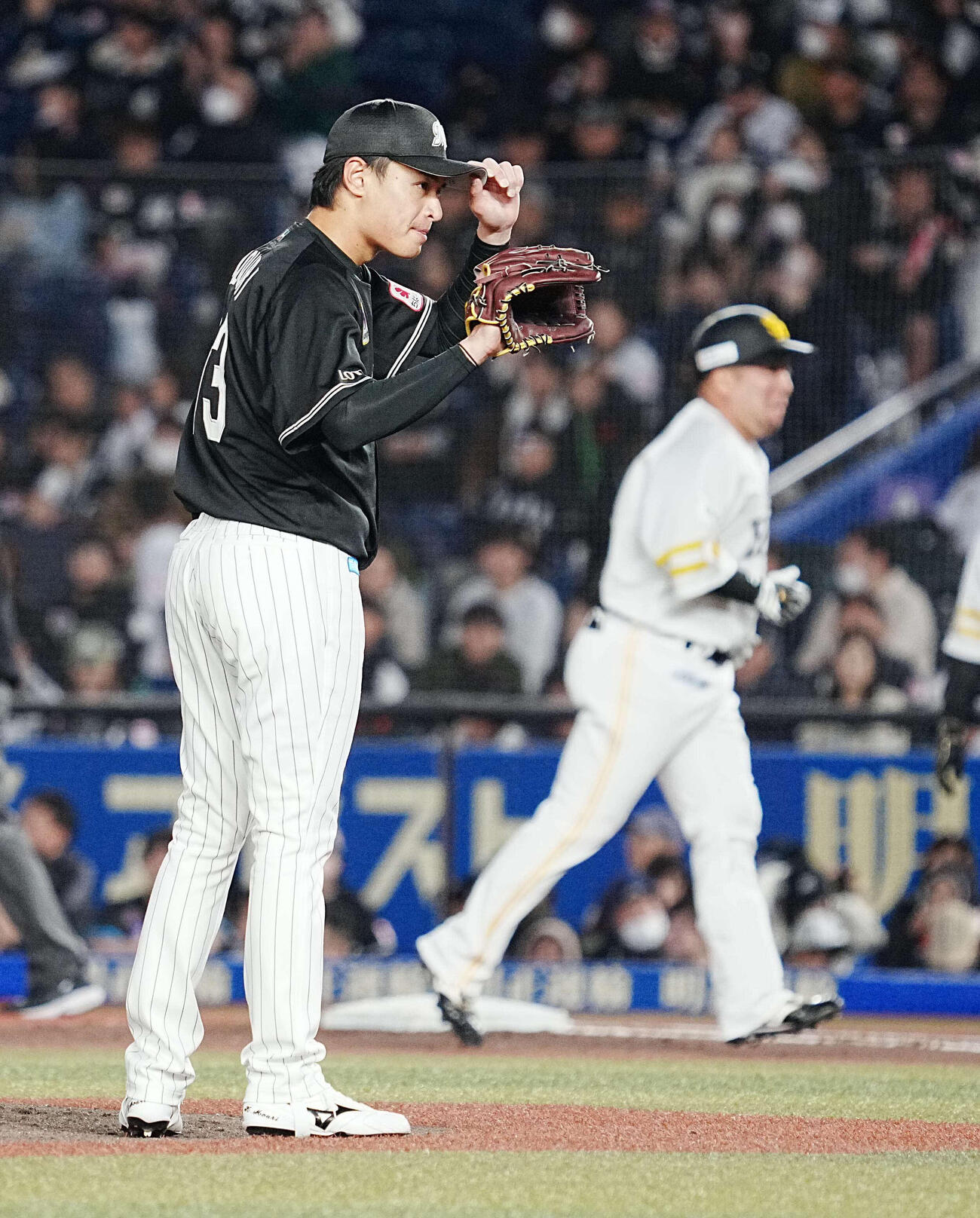 ロッテ対ソフトバンク　2回表ソフトバンク1死、ロッテ先発の毛利は山川（右）を三飛に仕留める（撮影・小沢裕）