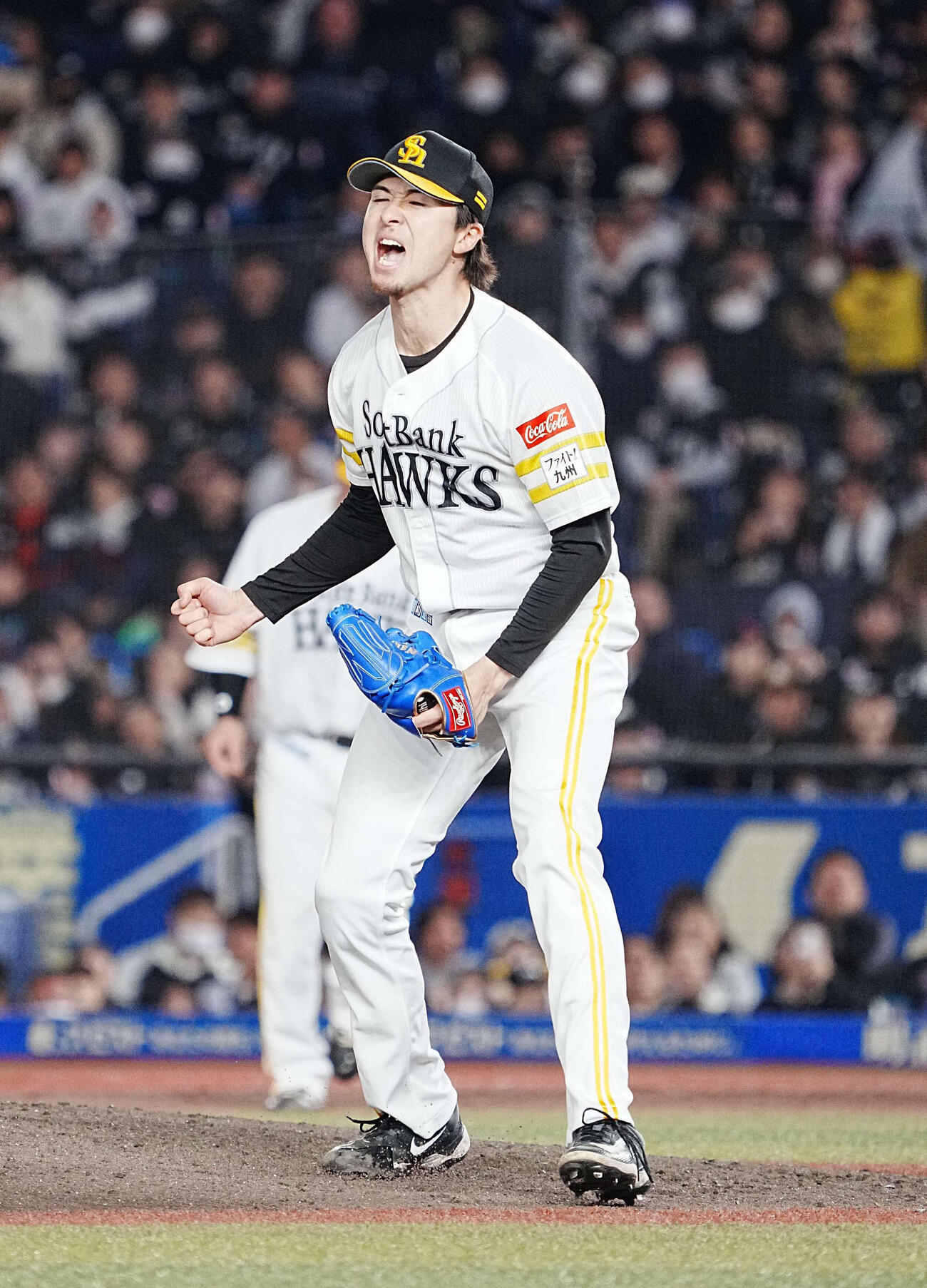 ロッテ対ソフトバンク　7回裏ロッテ2死一塁、松川を三振に仕留めガッツポーズする上沢（撮影・小沢裕）