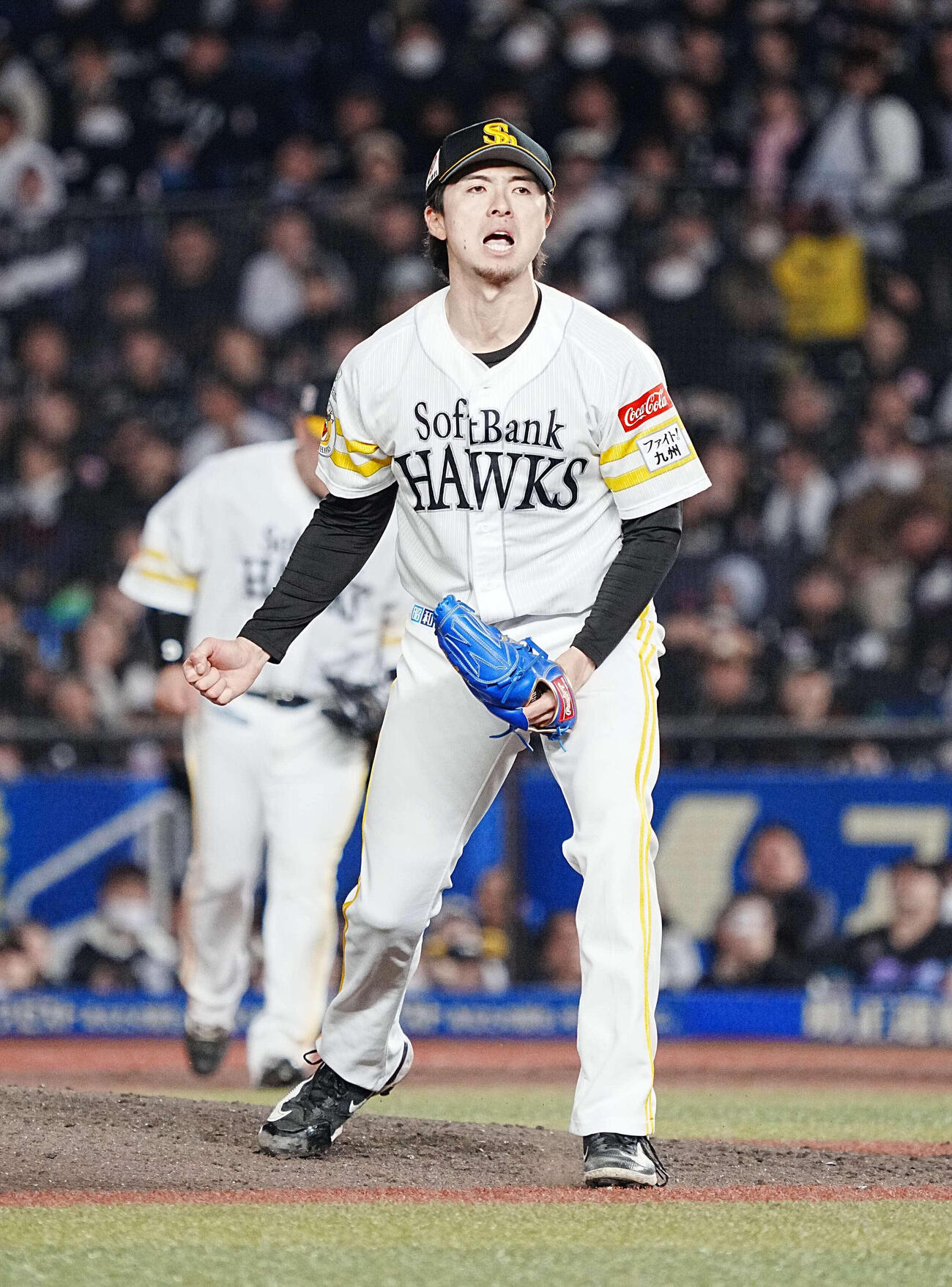 ロッテ対ソフトバンク　7回裏ロッテ2死一塁、松川を三振に仕留めガッツポーズする上沢（撮影・小沢裕）