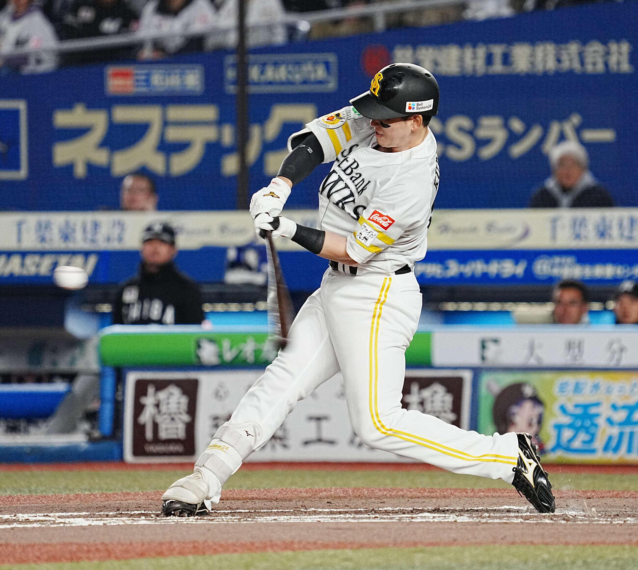 ロッテ対ソフトバンク　7回表ソフトバンク無死一塁、栗原は右越えに先制2点本塁打を放つ（撮影・小沢裕）