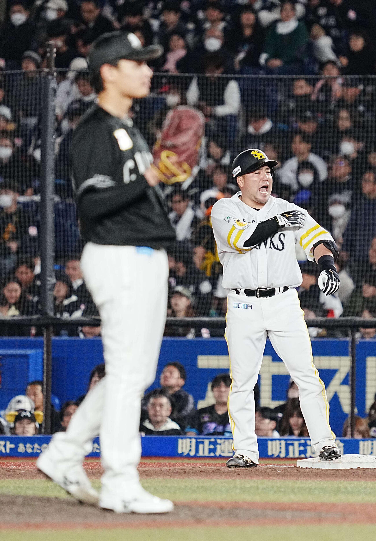 ロッテ対ソフトバンク　7回表ソフトバンク無死、山川は左前打を放つ（撮影・小沢裕）