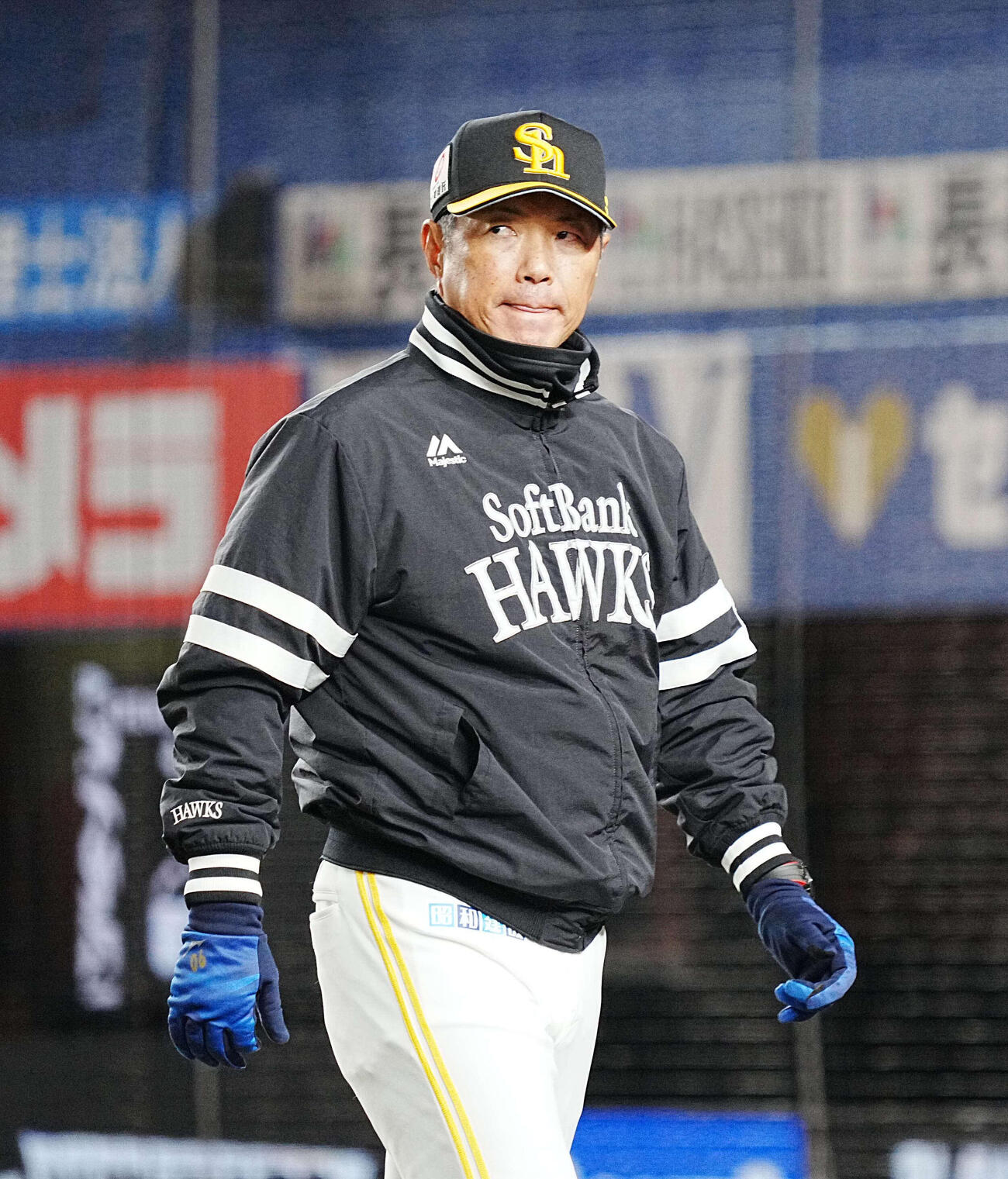 ロッテ対ソフトバンク　選手交代を告げベンチへ引き揚げるソフトバンク小久保監督（撮影・小沢裕）
