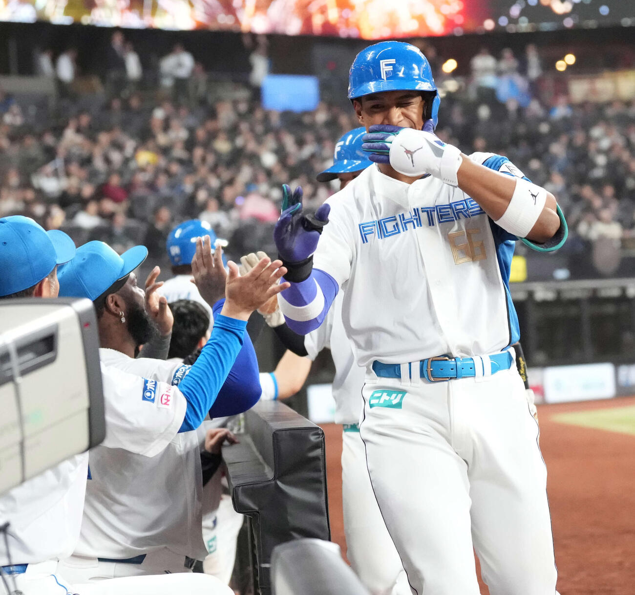 日本ハム対オリックス　6回裏日本ハム1死一、三塁、3点本塁打を放ちポーズを決める万波（撮影・井上学）