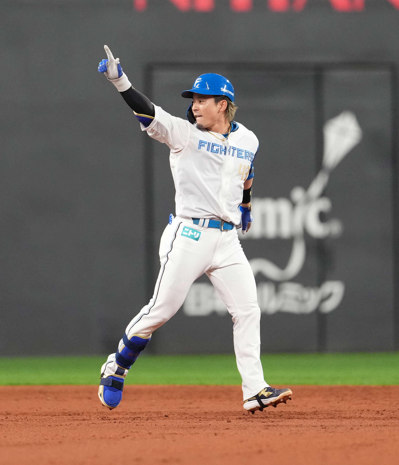 日本ハム対オリックス　2回裏日本ハム2死満塁、3点適時二塁打を放ちポーズを決める水野（撮影・井上学）