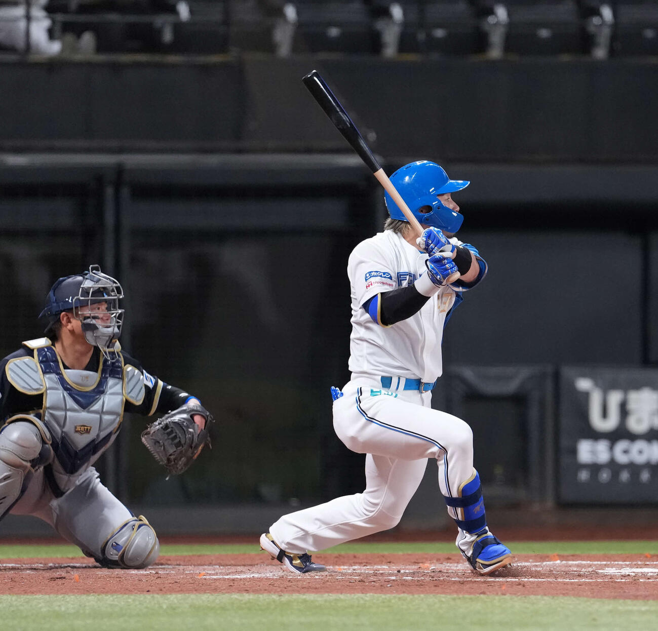 日本ハム対オリックス　2回裏日本ハム2死満塁、3点適時二塁打を放つ水野（撮影・井上学）
