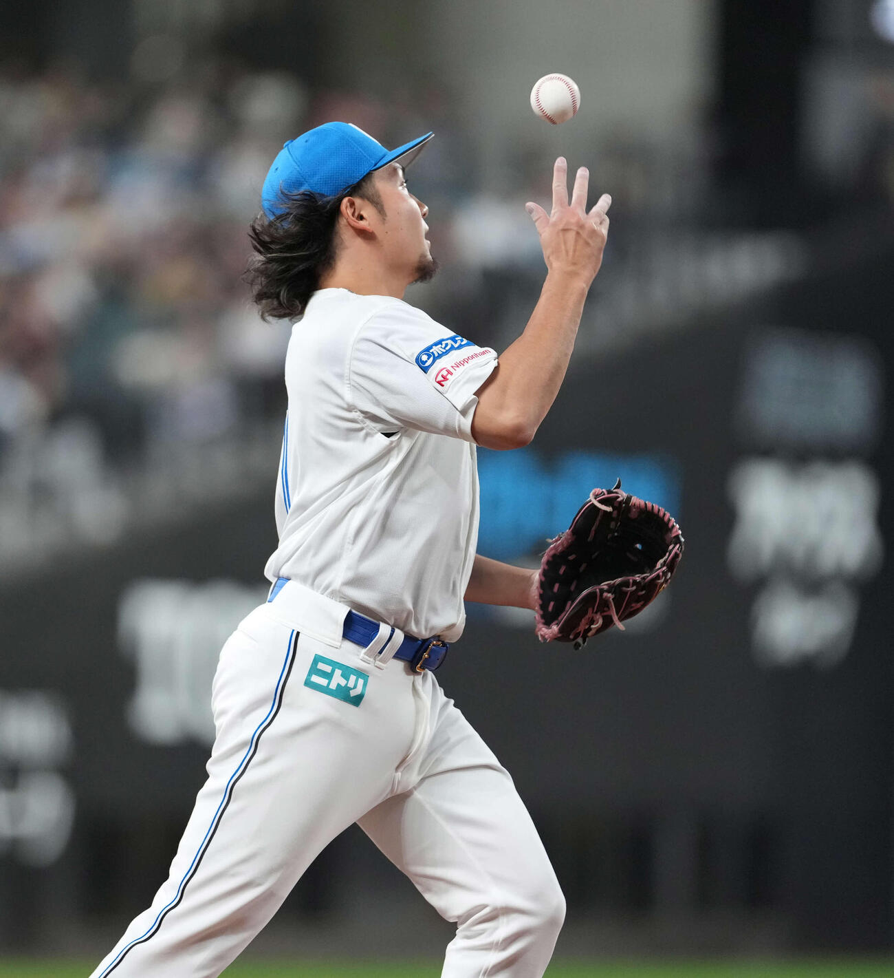 日本ハム対オリックス　6回表オリックス無死、ベースカバー後、ボールを投げる伊藤（撮影・井上学）