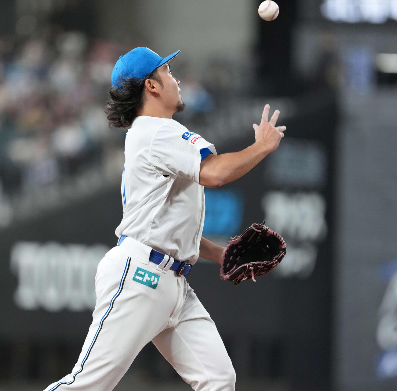 日本ハム対オリックス　6回表オリックス無死、ベースカバー後、ボールを投げる伊藤（撮影・井上学）