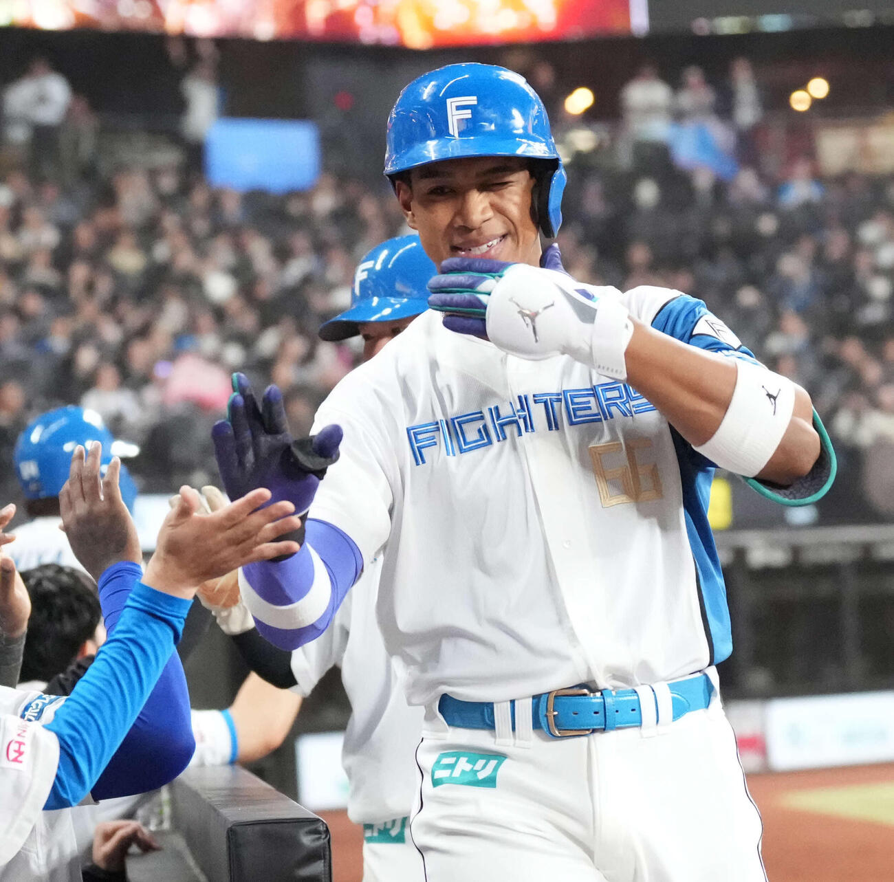 日本ハム対オリックス　6回裏日本ハム1死一、三塁、3点本塁打を放ちポーズを決める万波（撮影・井上学）