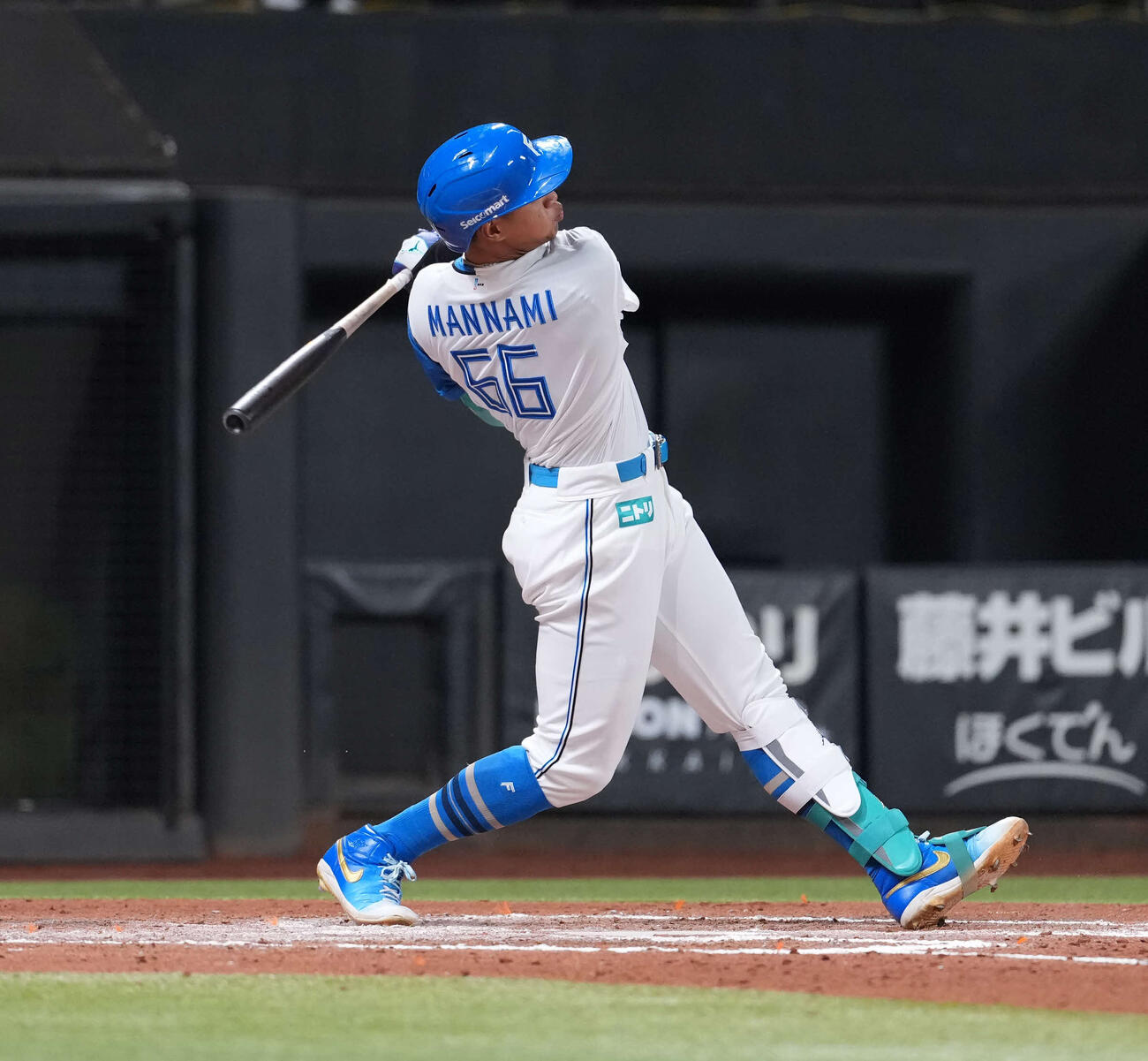 日本ハム対オリックス　6回裏日本ハム1死一、三塁、3点本塁打を放つ万波（撮影・井上学）
