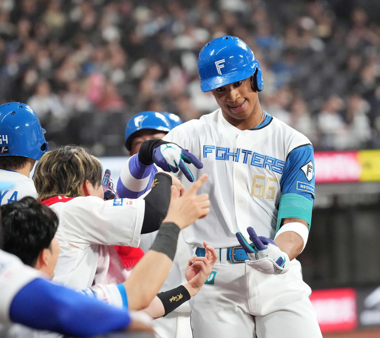日本ハム対オリックス　6回裏日本ハム1死一、三塁、3点本塁打を放ちポーズを決める万波（撮影・井上学）