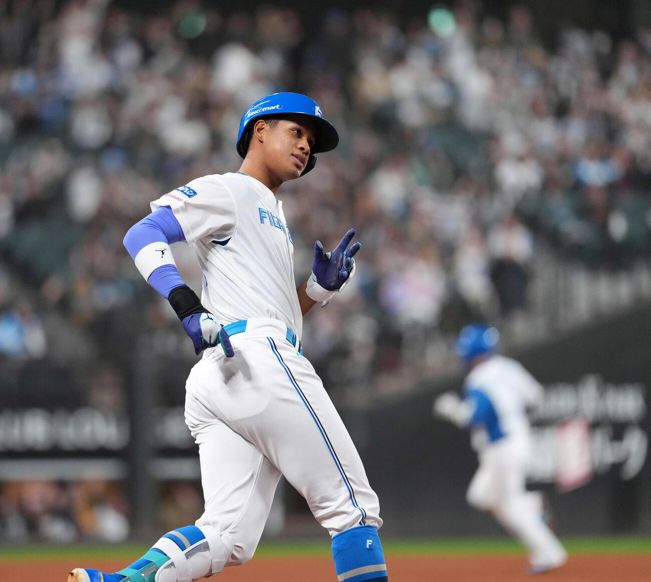日本ハム対オリックス　6回裏日本ハム1死一、三塁、3点本塁打を放ちポーズを決める万波（撮影・井上学）