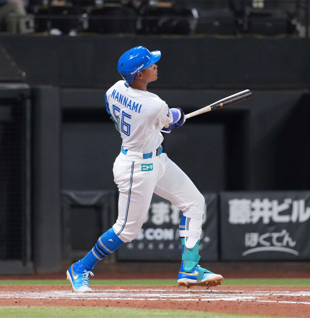日本ハム対オリックス　6回裏日本ハム1死一、三塁、3点本塁打を放つ万波（撮影・井上学）