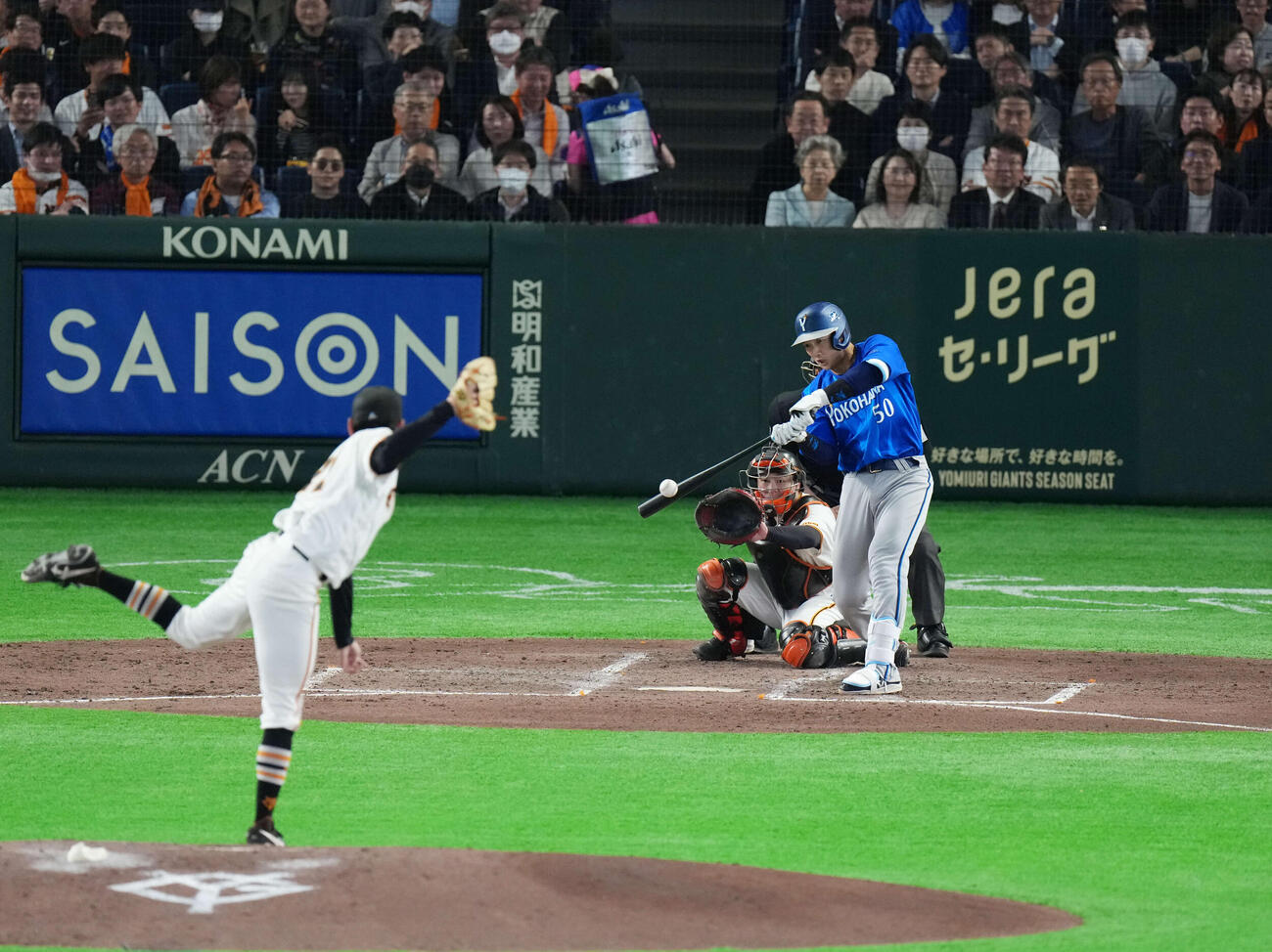 巨人対DeNA 5回表DeNA無死満塁、適時打を放つ山本。投手は竹丸（撮影・増田悦実）