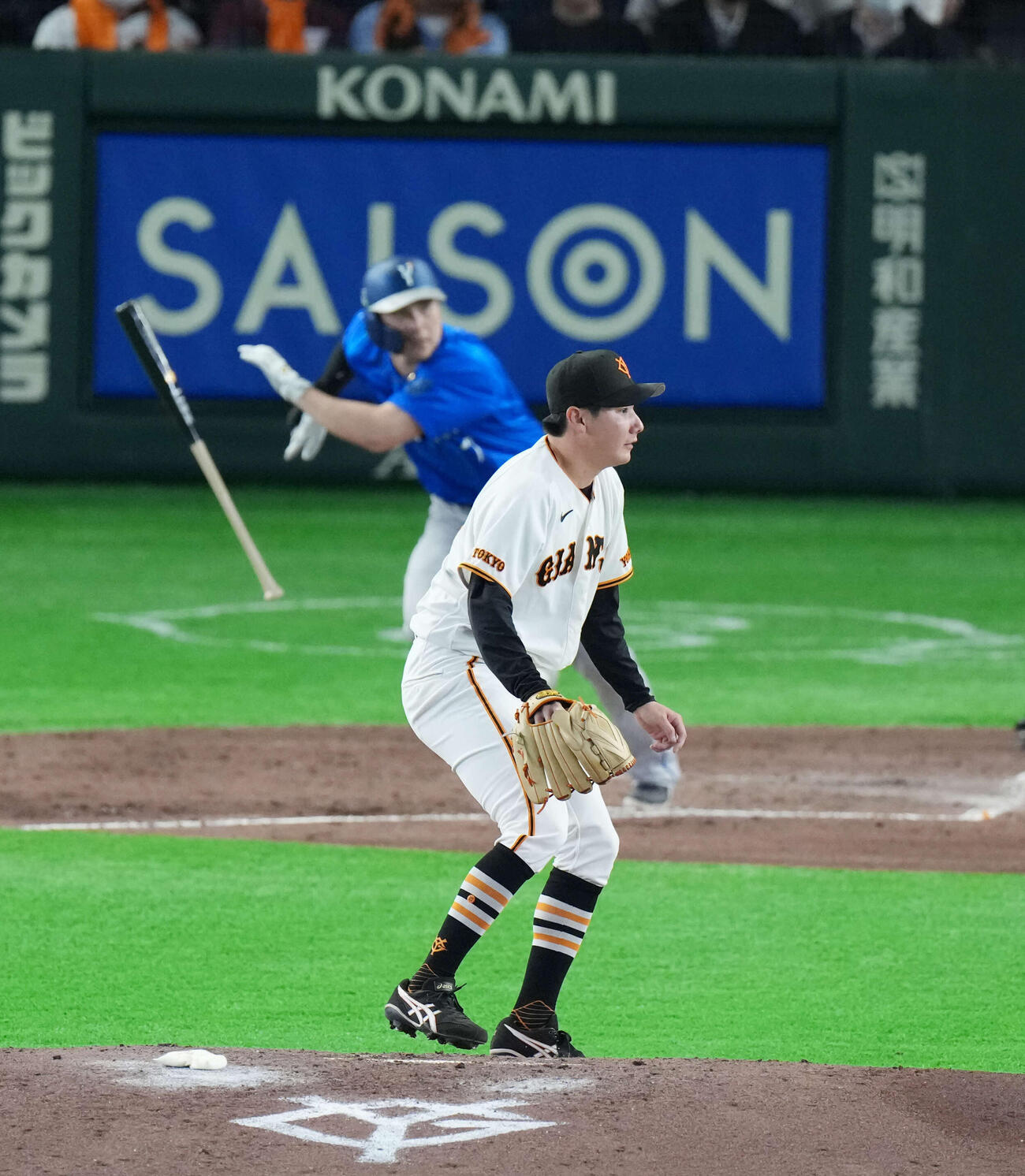 巨人対DeNA 5回表DeNA無死一、二塁、佐野に安打を浴びる竹丸（撮影・増田悦実）